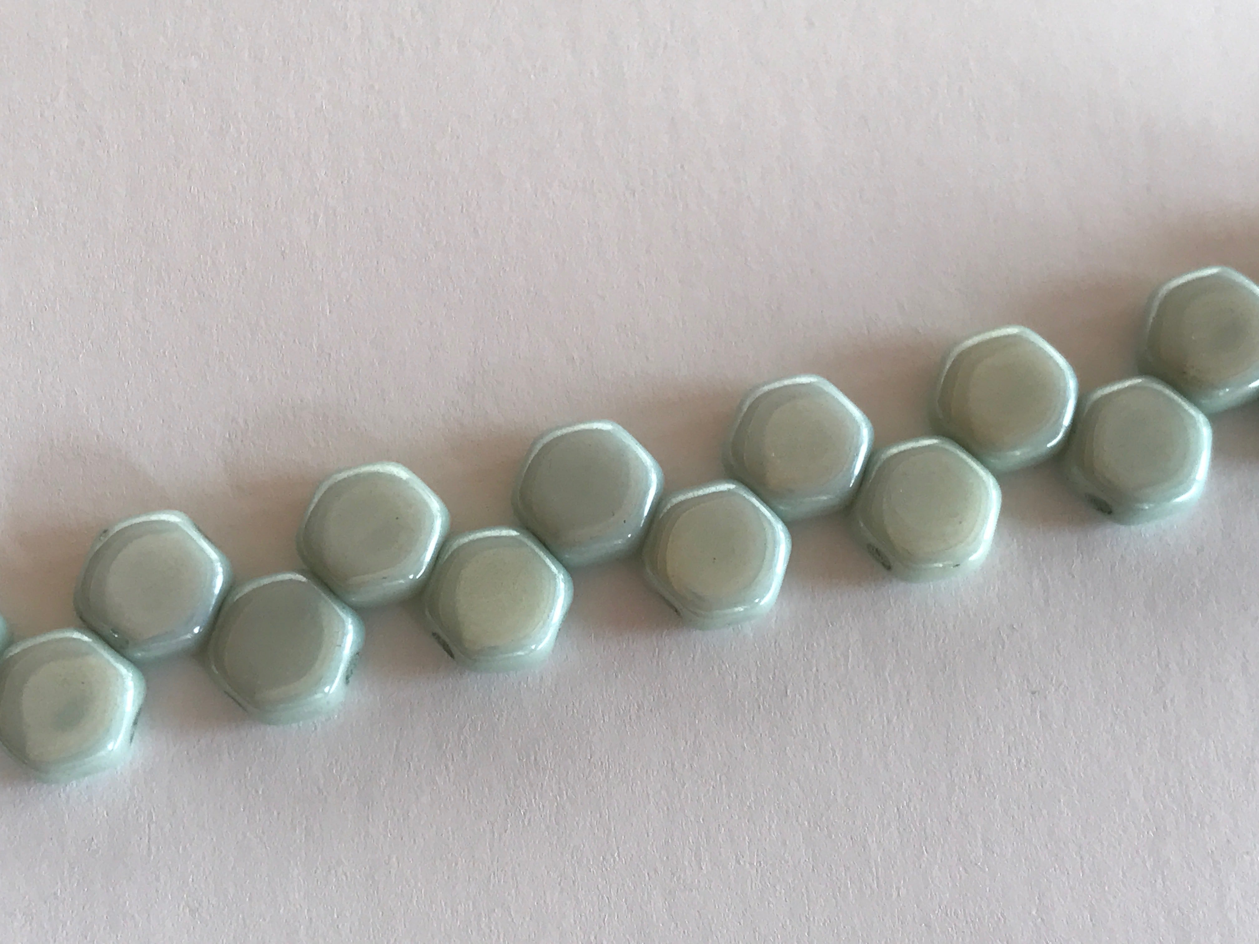 HONEYCOMB 6MM, Farbe 22 CHALK GREEN LUSTER - bead&more