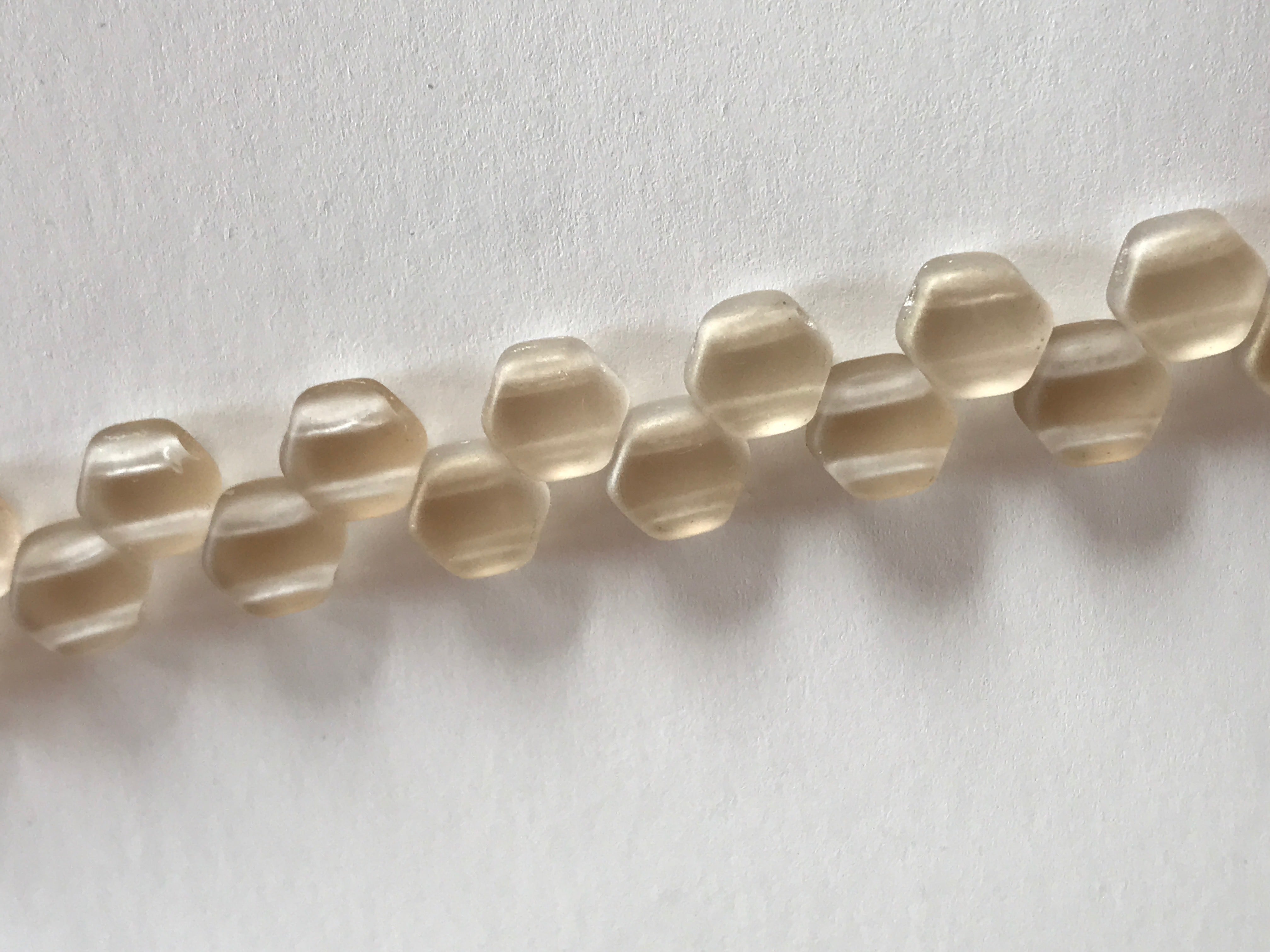 HONEYCOMB 6MM, Farbe 27 MATTE CLARIT - bead&more