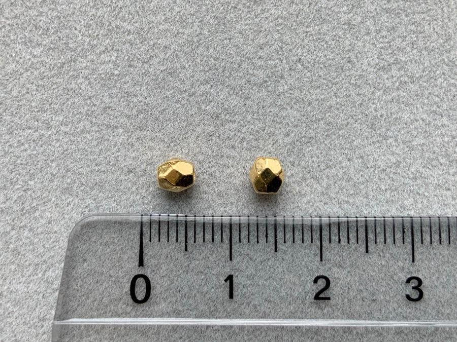 Perle en métal 4 x 4 mm, dorée