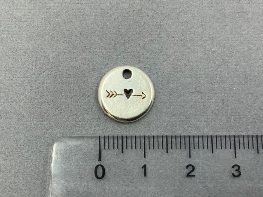 Pendentif rond en métal, "flèche et cœur", couleur argent