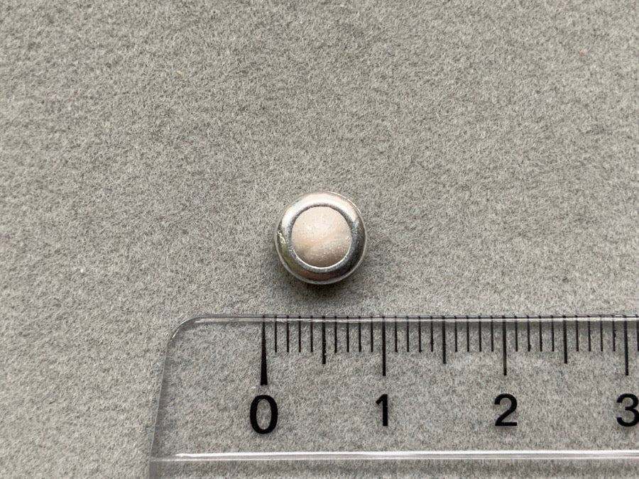 Perla in metallo "tonda", colore bianco - argento antico