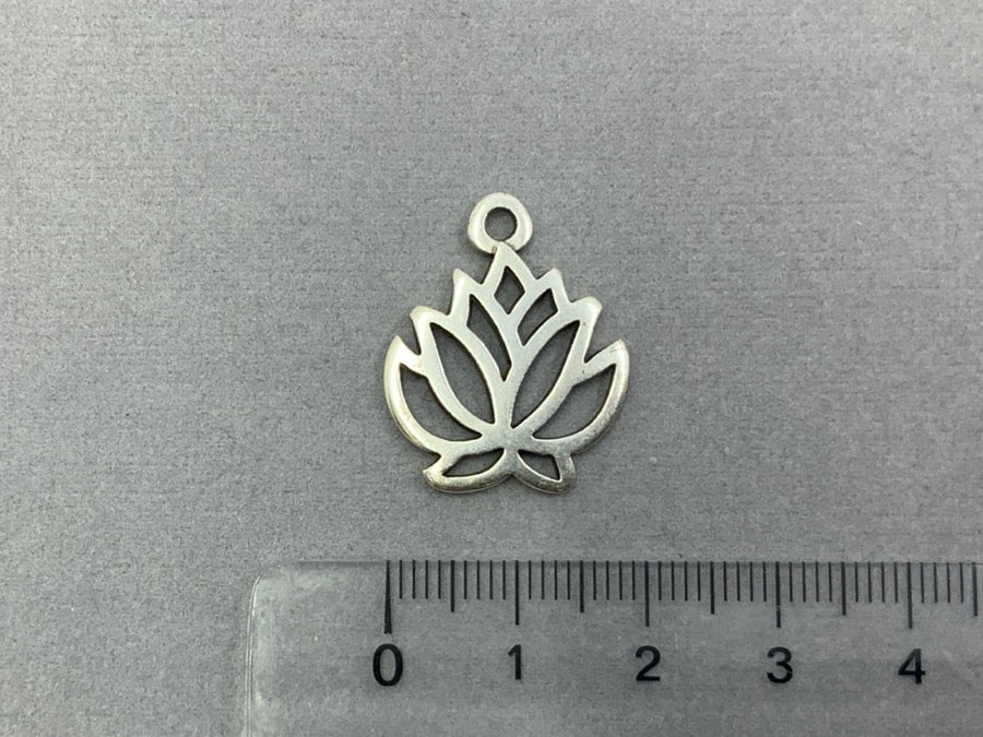 Pendentif en métal «Lotus», couleur argent