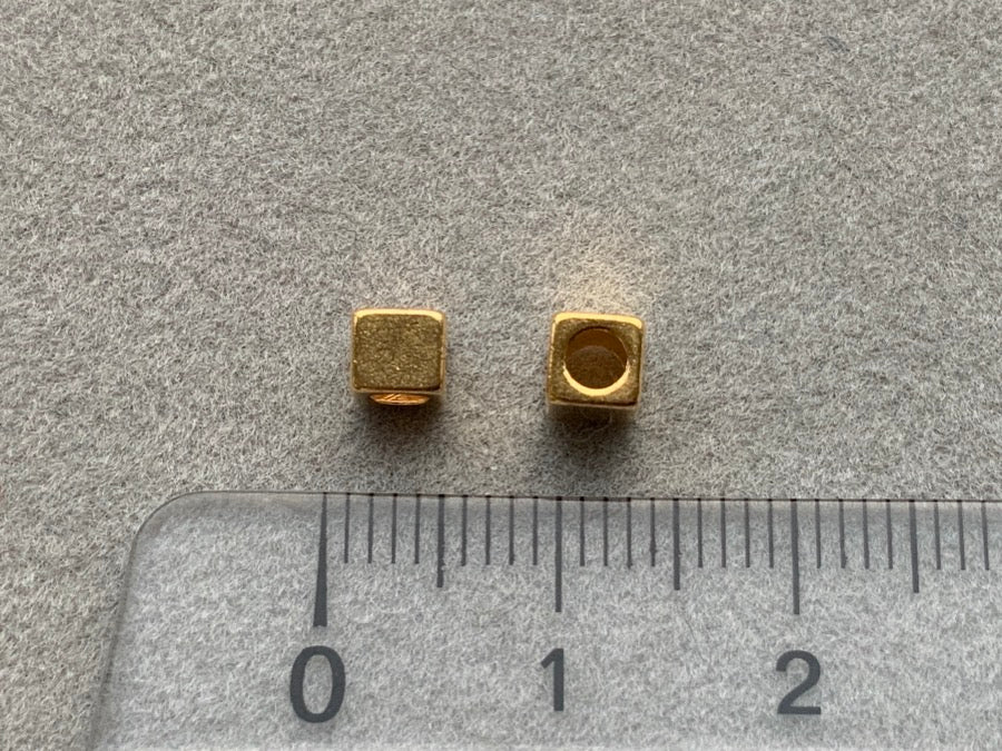 Perle en métal "Cube", dorée