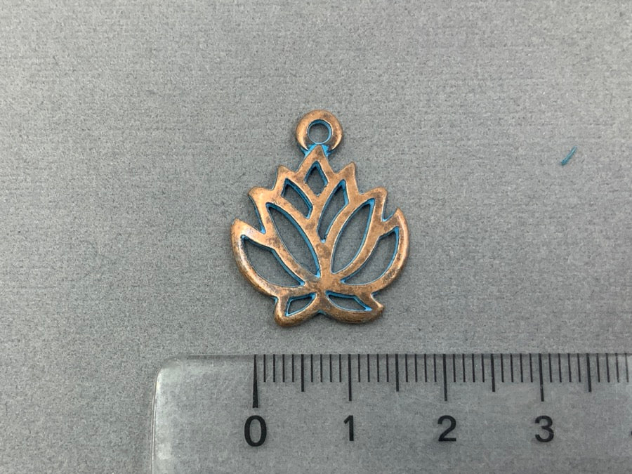 Pendentif en métal «Lotus», couleur bleu cuivre