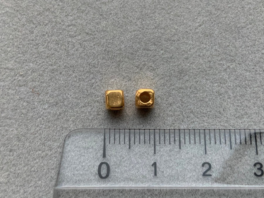Perle en métal "Cube Soft Corner", dorée