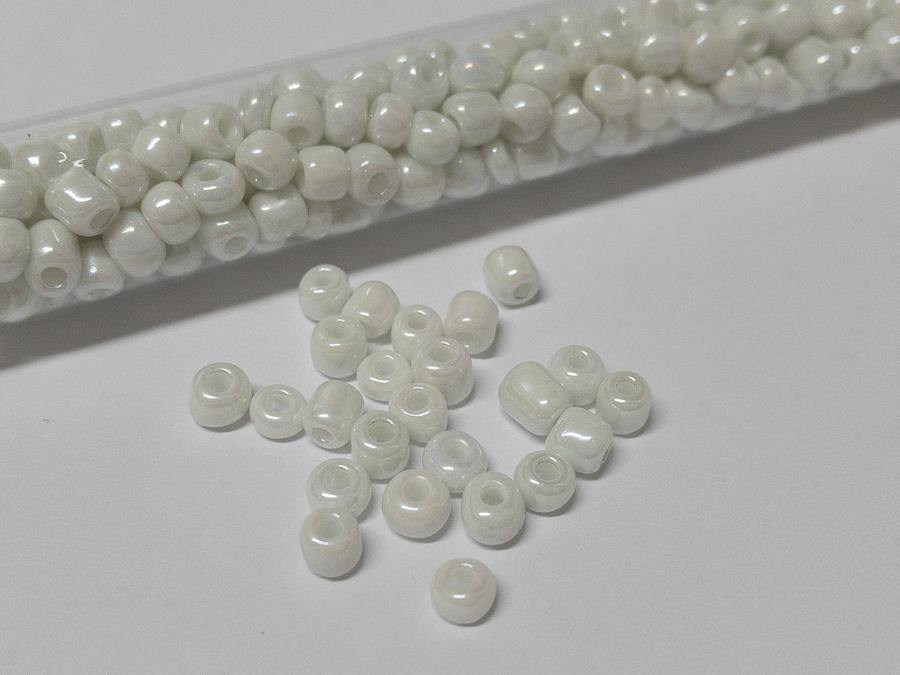 Rocailles Glasperlen ''Shabby'', 4mm, Farbe 06 white pearl shine 7g / ca. 90 Stk - bead&more